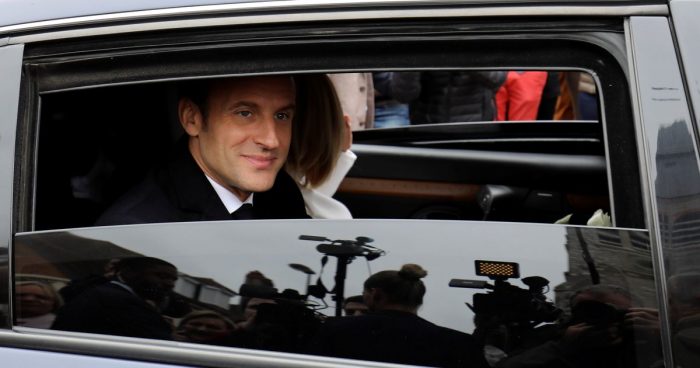 Manifestación obliga a presidente francés Emmanuel Macron a evacuar un teatro parisino