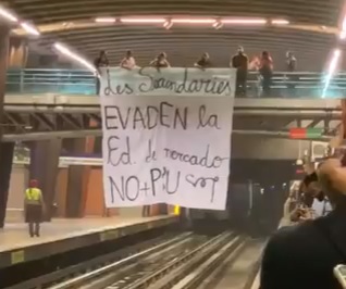 Secundarios replican manifestación matutina en estación del Metro Los Leones y desplegaron lienzo en contra de la PSU en Vicente Valdés