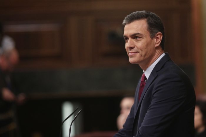 España: Pedro Sánchez investido presidente del Gobierno bajo el cántico del “Sí se puede»