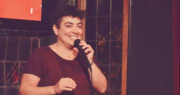 Poesía, teatro, comedia y feminismo: el imperdible stand up comedy de la socióloga Su Opazo