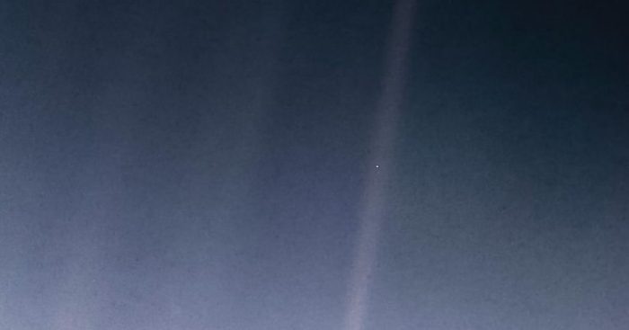 «Un punto azul pálido»: 30 años de la icónica foto de la Tierra que inspiró uno de los textos memorables de Carl Sagan y cambió nuestra perspectiva del planeta