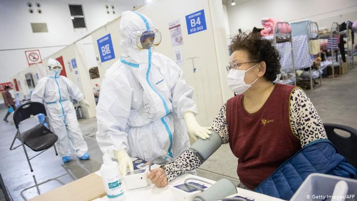 Balance de muertos en China por coronavirus sube a 2.000