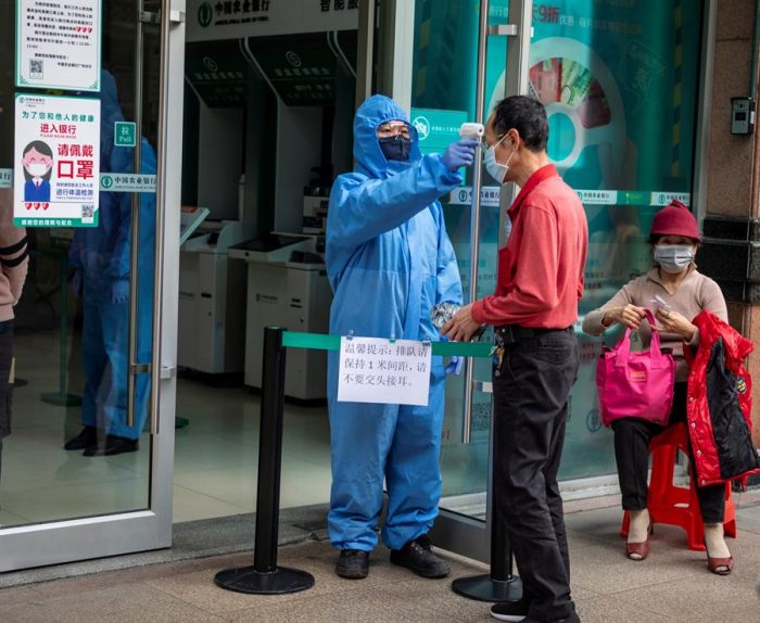 China eleva a 2.592 los muertos por Coronavirus entre los 77.150 infectados