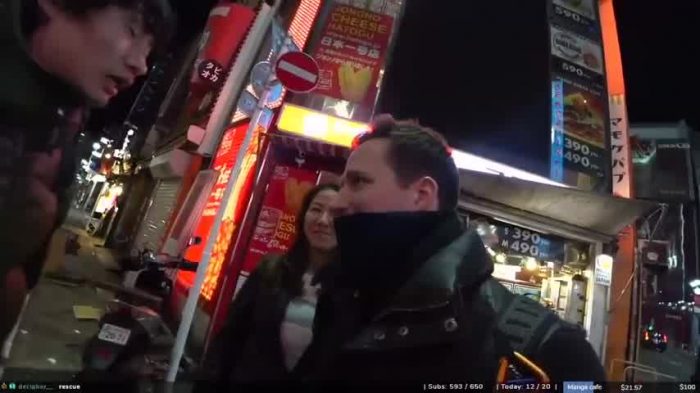 Turista ayuda a mujer que estaba siendo acosada y perseguida por un hombre en pleno centro de Tokio mientras transmitía en vivo