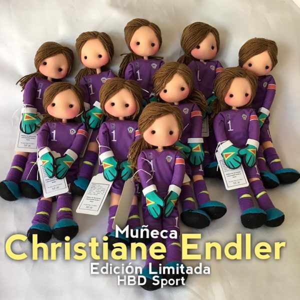 De trapo y hecha a mano por artesanos chilenos: Christiane Endler ya tiene su propia muñeca