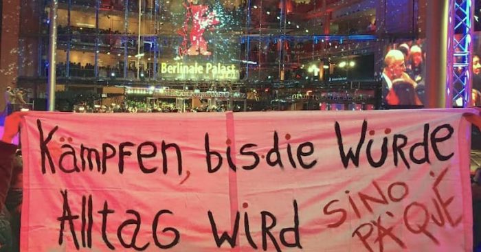 Chilenos residentes en Alemania despliegan lienzos en apoyo al movimiento social en la inauguración de la Berlinale