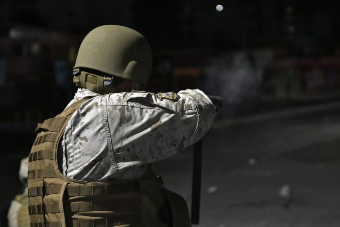 Tras ataque a recinto militar en Concepción: Ejército aclara que disuadió a manifestantes con «armas no letales»