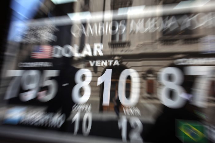 Jornada de recuperación: dólar se aleja de los $840 tras alcanzar su peak histórico en Chile