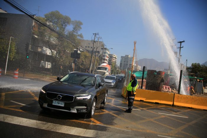Error en los trabajos de construcción de la Autopista Américo Vespucio Oriente provocó gran rotura de matriz de agua en Las Condes