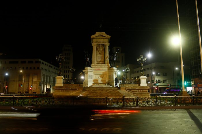 Tras ataque del fin de semana: resguardan con alambres de púas el Monumento a los Héroes de Iquique