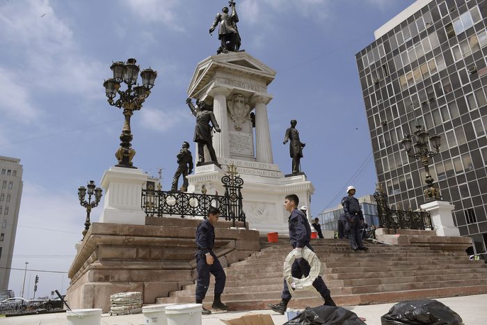 Ex-miembros de la Armada presentaron querella contra responsables de ataque a Monumento a los Héroes de Iquique