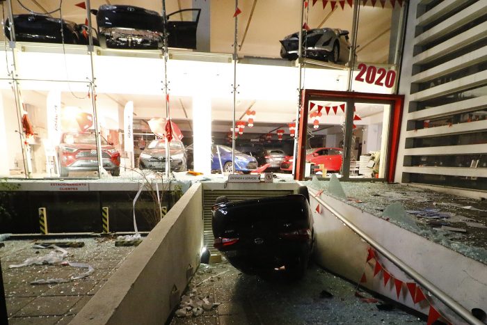 Incidentes en Viña del Mar: saquean municipalidad y encapuchados lanzan vehículo desde segundo piso de automotora