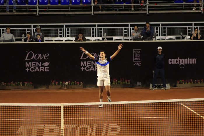 Hizo sentir la localía: Tomás Barrios logró su primer triunfo ATP y avanzó a los octavos de final del Abierto de Santiago