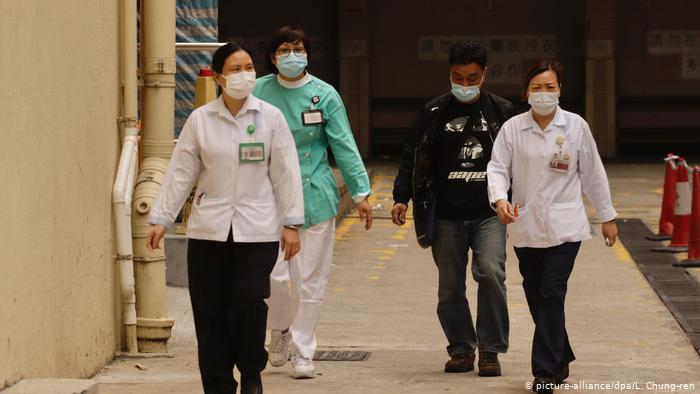 Hong Kong reporta primera muerte de paciente por coronavirus y cierra más pasos fronterizos con China