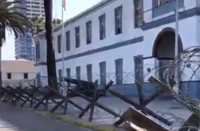 Ejército justifica instalación de alambrado de púas en cuartel de Iquique: «no infringe ninguna normativa legal»