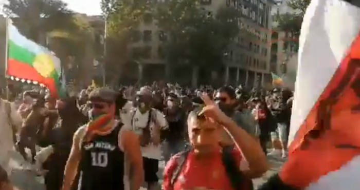 Choques con Carabineros e incendio de vivienda en Vicuña Mackenna marcan nuevo viernes de protesta en Plaza de la Dignidad