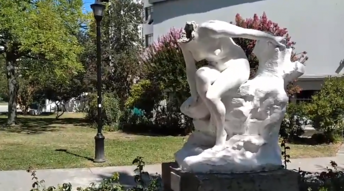 Desconocidos decapitan escultura patrimonial de la Universidad de Concepción