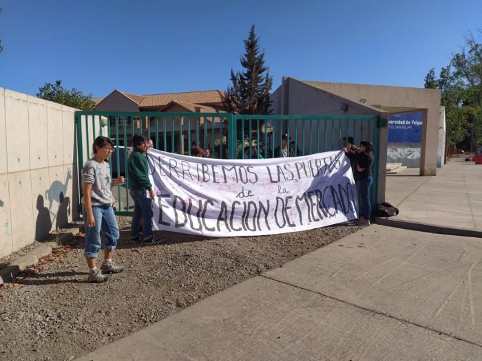 Jóvenes se manifiestan en contra del rector Valle en dependencias de la Universidad de Valparaíso por su rol en la PSU