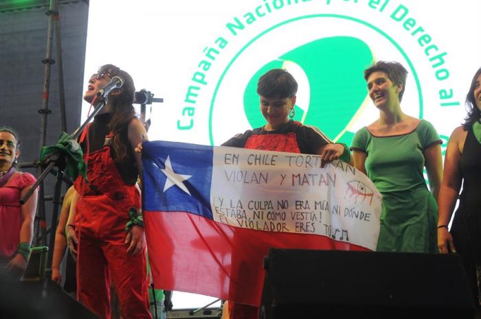 “El violador sos vos”: Las Tesis adaptan su famoso himno en apoyo al “Pañuelazo Verde” por el aborto libre en Argentina