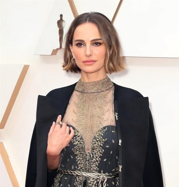 Con un mensaje oculto Natalie Portman reconoce a las directoras que no fueron nominadas en los Oscar