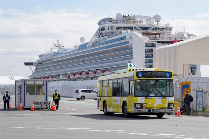 Chilenos dejan crucero Diamond Princess tras no arrojar positivo en test de coronavirus