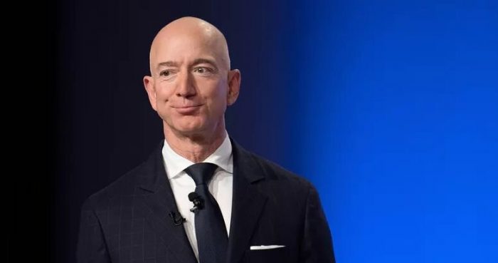 “Una mano no puede dar lo que la otra está quitando”: trabajadores de Amazon critican a Jeff Bezos por donación a fondo contra el cambio climático
