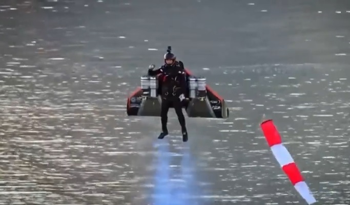 La realidad superó la ficción: hombre con equipamiento especial voló a 240 km/h en Dubai