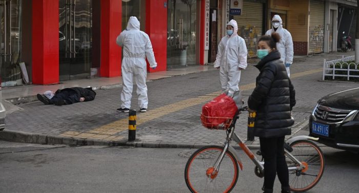 La foto de un hombre muerto en plena calle de Wuhan revela el temor y la crisis por el coronavirus en China