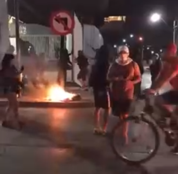 Manifestaciones al exterior de estación de Metro Los Quillayes terminan con incendio