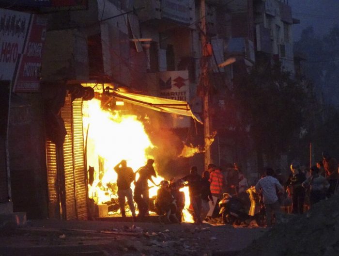 Tensión y horror en la peor violencia comunitaria en Nueva Delhi en décadas