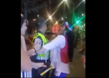 Mujer que acosó a policía en carnaval colombiano provocó amplio rechazo 
