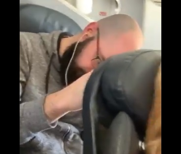 Mujer demandó a hombre que golpeó durante horas el asiento del avión en que viajaba