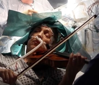 Artista tocó el violín mientras se le extirpaba un tumor cerebral