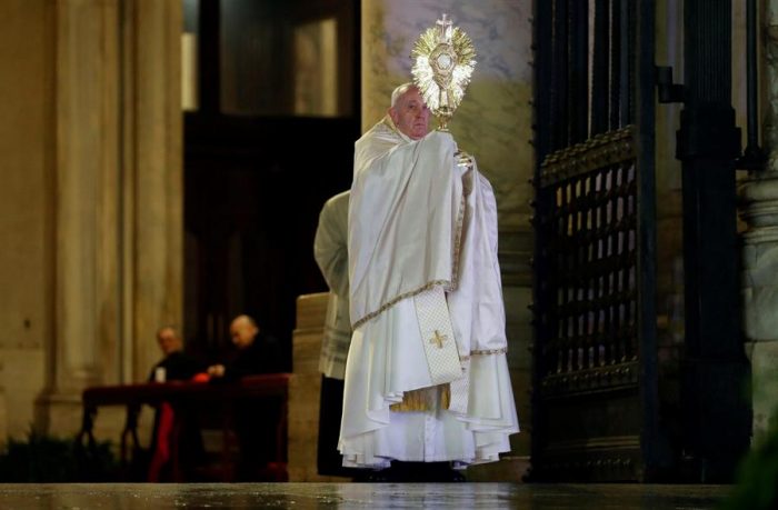 Histórico «Urbi et Orbi»: Papa Francisco bendice al mundo en soledad por el coronavirus