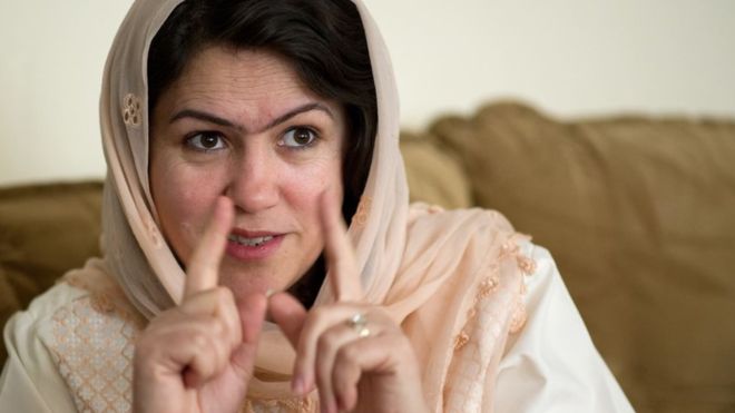 La mujer a la que los talibanes intentaron matar y luego negoció con ellos el acuerdo de paz en Afganistán