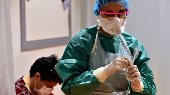 «La sala de emergencias se está derrumbando»: la dramática situación que deben enfrentar los médicos que atienden a pacientes con covid-19 en Italia