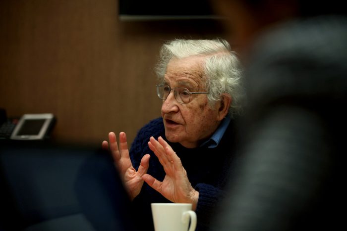Noam Chomsky: «La pandemia es otro caso de la falla masiva del mercado, como el calentamiento global»