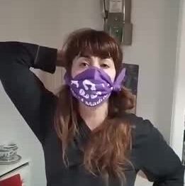 Feministas españolas enseñan a hacer mascarillas contra el “patriarcavirus”