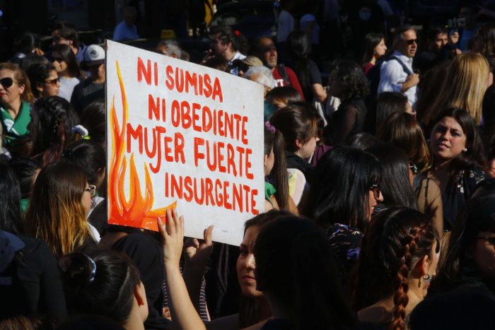 63% de chilenas asegura haberse sentido violentada y 81% cree que la mujer no tiene por qué cuidar cómo se viste para no “provocar” a hombres