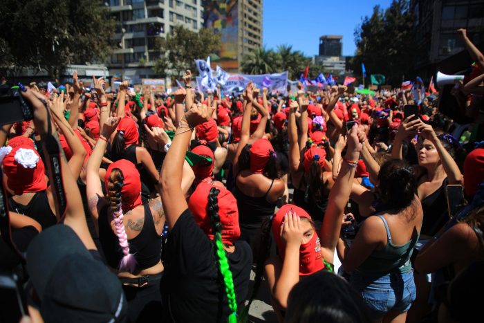 Medio británico The Guardian destacó la movilización del 8M en Santiago