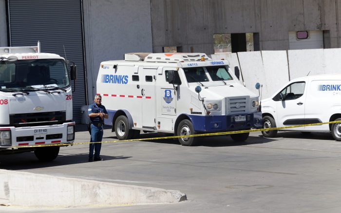 Nuevo robo del siglo: Delincuentes se llevan 15 millones de dólares desde camión de valores ubicado en el aeropuerto de Santiago