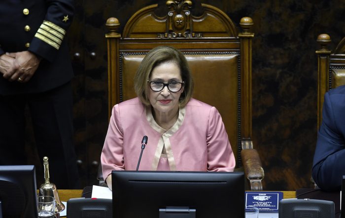 Cambio de mando: Adriana Muñoz asume la presidencia del Senado y se convierte en la segunda mujer en ocupar el cargo