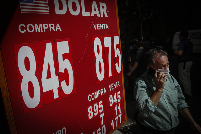 Dólar registra fuerte caída cerrando sus operaciones bajo los $830