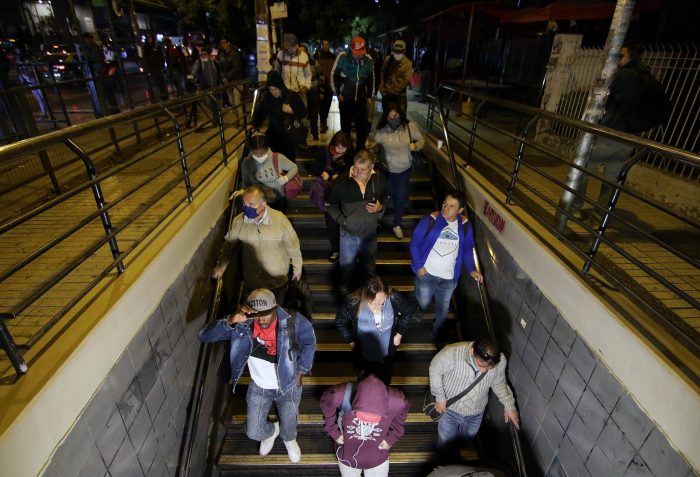 Para evitar el caos de la mañana: Gobierno amplía horario de funcionamiento del Metro y del Transantiago