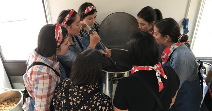 Mujeres que elaboran cerveza