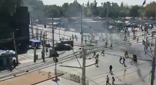 Se registran enfrentamientos entre Carabineros y manifestantes en Plaza Maipú