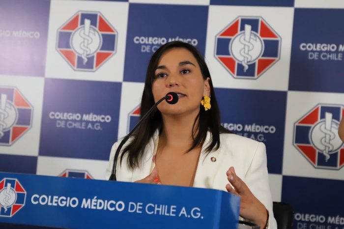 Presidenta del Colegio Médico golpea la mesa y acusa «total falta de transparencia» en el manejo del Gobierno en la crisis del coronavirus