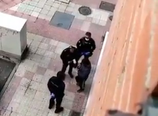 “Esto es muy serio, están muriendo personas”: policía multa a hombre que paseaba en plena cuarentena en España