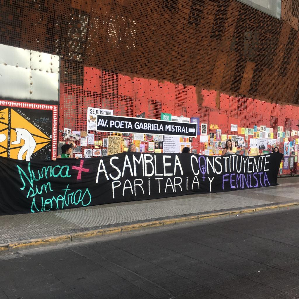 Súper lunes feminista: estaciones del metro de Santiago son