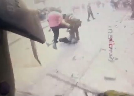 La versión de Carabineros: institución mostró video de patada de Patricio Bao a funcionario previo a la brutal paliza
